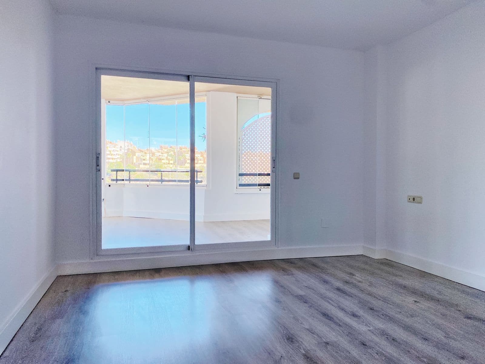 3 soveværelse Lejlighed til salg i Elviria med swimmingpool garage - € 499.000 (Ref: 8099584)