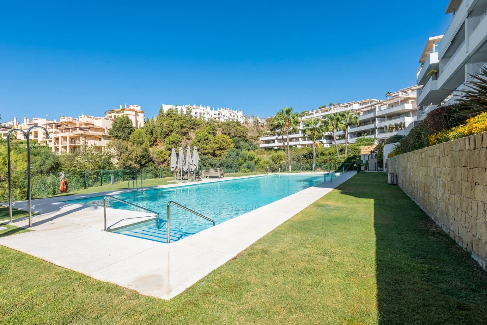 3 quarto Apartamento para venda em Benahavis com piscina garagem - 665 000 € (Ref: 8101893)