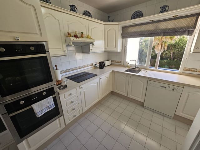 5 sovrum Semi-fristående Villa till salu i Calahonda, Mijas med pool garage - 675 000 € (Ref: 8113136)