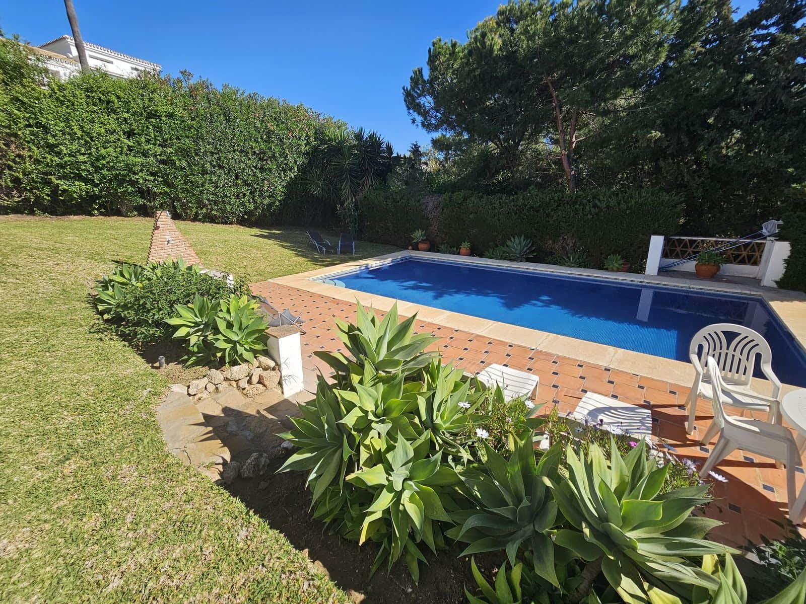 5 soveværelse Semi-Rækkehus til salg i Calahonda med swimmingpool garage - € 675.000 (Ref: 8113136)