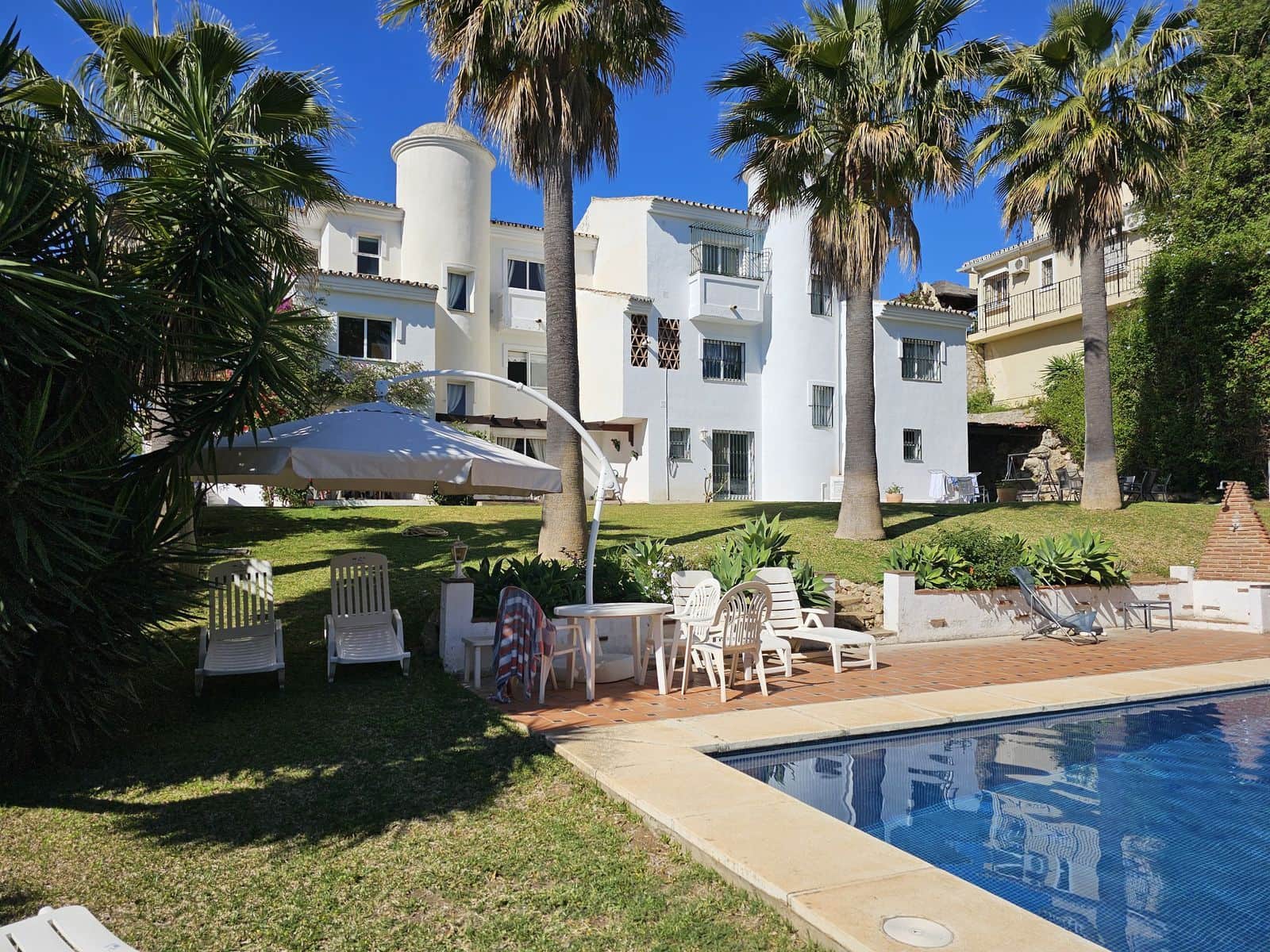 5 soveværelse Semi-Rækkehus til salg i Calahonda med swimmingpool garage - € 675.000 (Ref: 8113136)