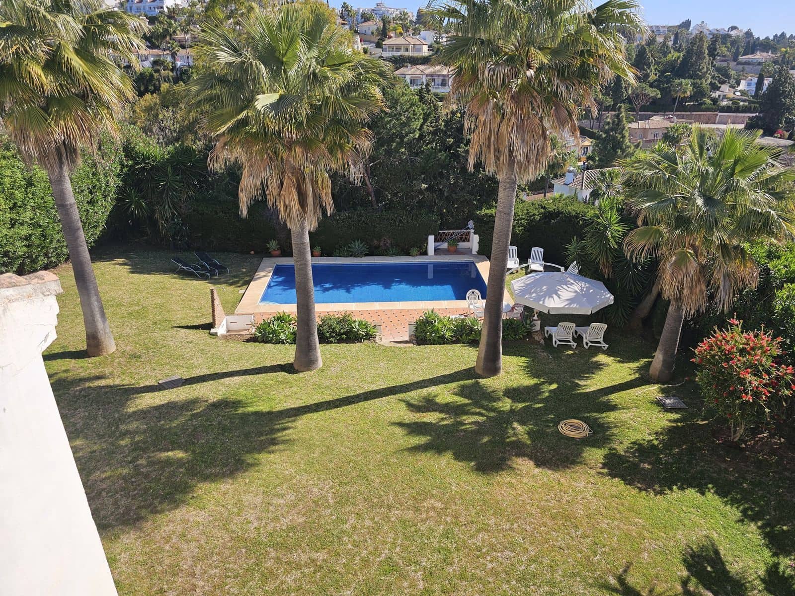 5 soveværelse Semi-Rækkehus til salg i Calahonda med swimmingpool garage - € 675.000 (Ref: 8113136)