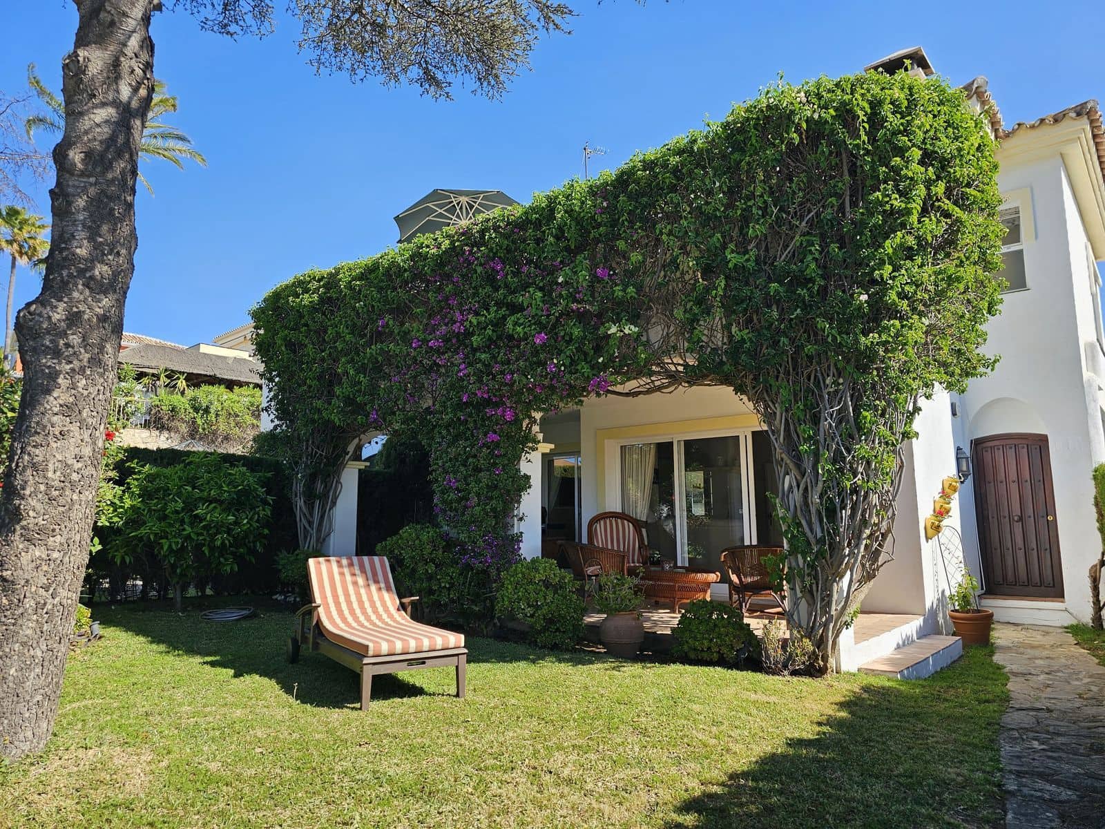 5 soveværelse Semi-Rækkehus til salg i Calahonda med swimmingpool garage - € 675.000 (Ref: 8113136)