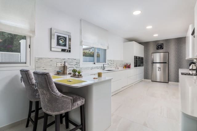 4 chambre Villa/Maison à vendre à Guadalmina Alta, Marbella avec piscine garage - 1 595 000 € (Ref: 8125046)