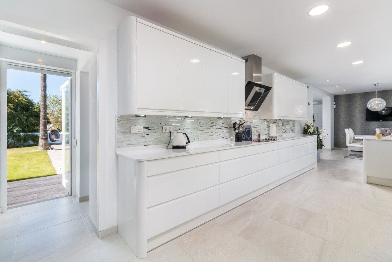 4 sovrum Villa till salu i Guadalmina med pool garage - 1 595 000 € (Ref: 8125046)