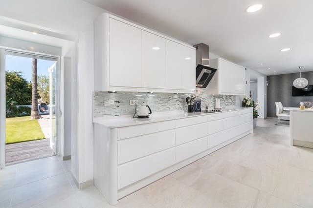 4 chambre Villa/Maison à vendre à Guadalmina Alta, Marbella avec piscine garage - 1 595 000 € (Ref: 8125046)