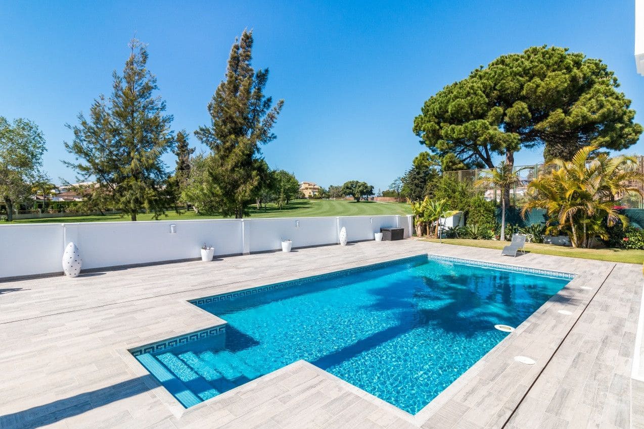 4 sovrum Villa till salu i Guadalmina med pool garage - 1 595 000 € (Ref: 8125046)