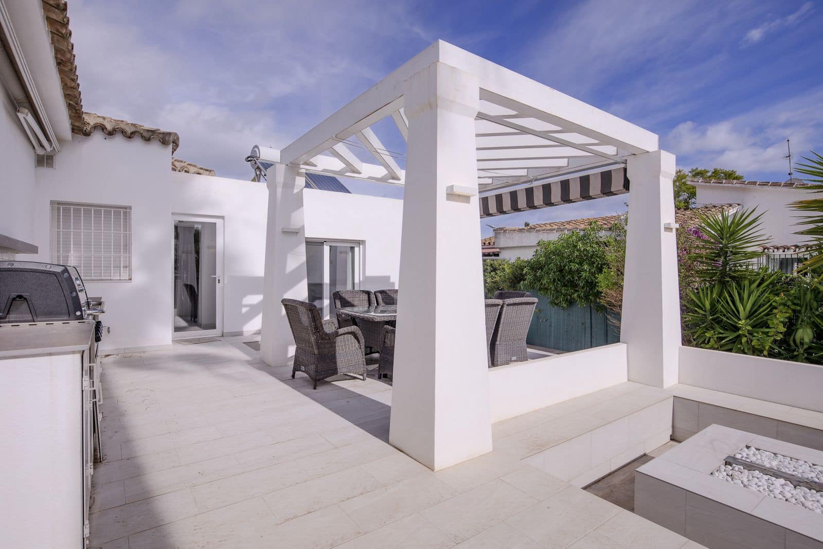 4 sovrum Villa till salu i Guadalmina med pool garage - 1 595 000 € (Ref: 8125046)