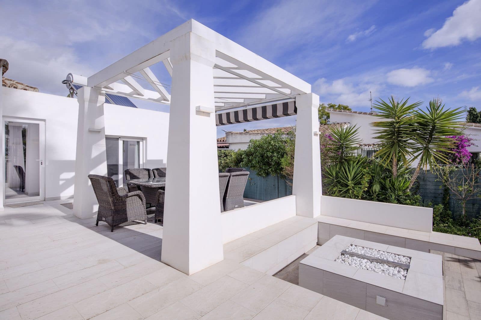 4 sovrum Villa till salu i Guadalmina med pool garage - 1 595 000 € (Ref: 8125046)