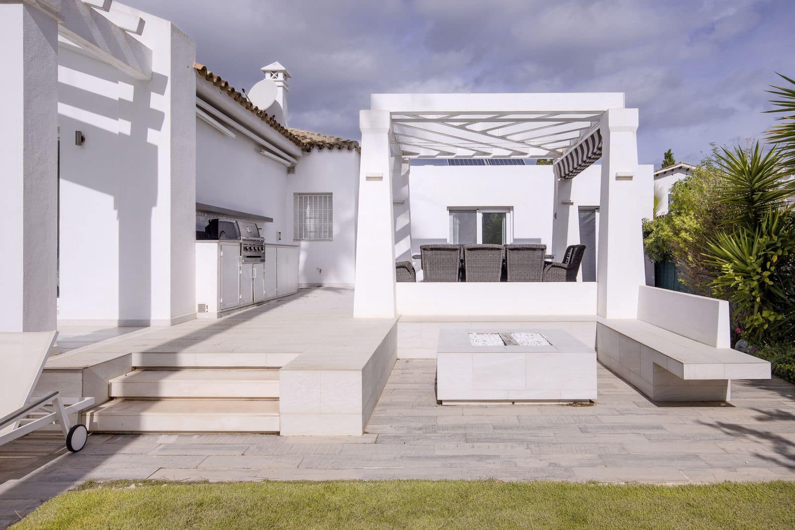 4 sovrum Villa till salu i Guadalmina med pool garage - 1 595 000 € (Ref: 8125046)