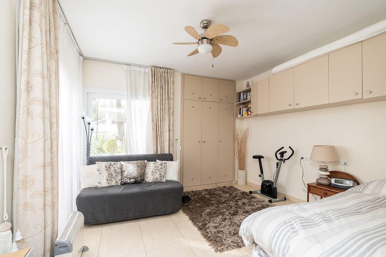 2 bedroom Beach Apartment for sale in New Golden Mile with pool garage - € 745,000 (Ref: 8130518)