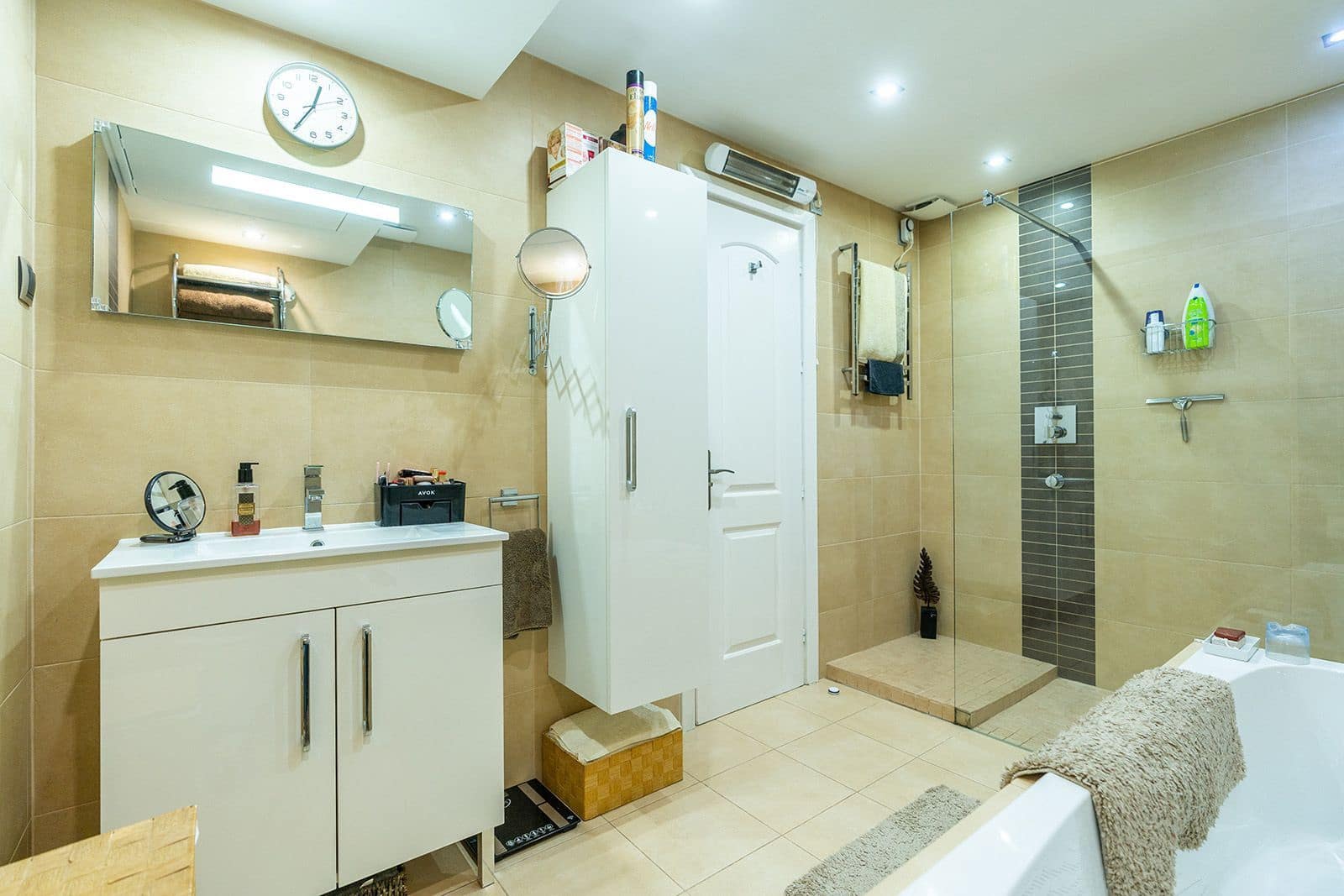 2 bedroom Beach Apartment for sale in New Golden Mile with pool garage - € 745,000 (Ref: 8130518)