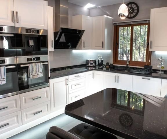 4 soverom Villa til salgs i Marbesa, Marbella med svømmebasseng garasje - € 1 695 000 (Ref: 8139563)