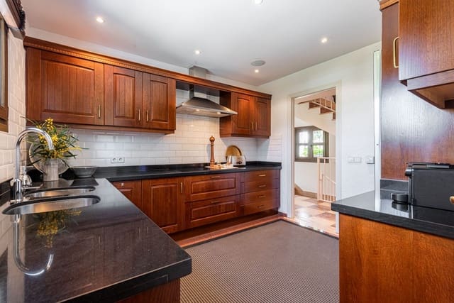 5 sovrum Villa till salu i Estepona med pool garage - 785 000 € (Ref: 8169267)