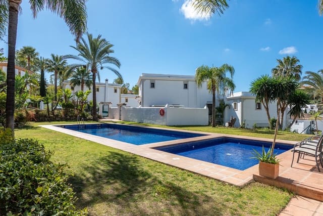 5 sovrum Villa till salu i Estepona med pool garage - 785 000 € (Ref: 8169267)