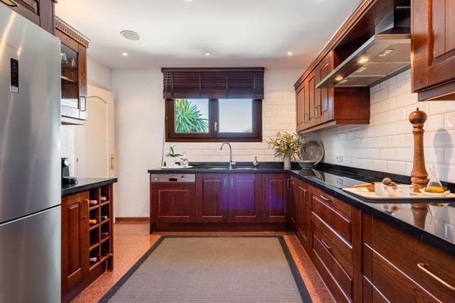 5 sovrum Villa till salu i Estepona med pool garage - 785 000 € (Ref: 8169267)