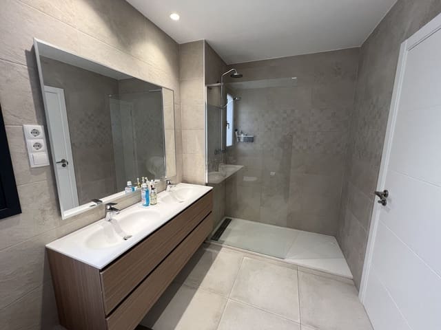 2 soverom Leilighet til salgs i El Paraiso, Estepona med svømmebasseng garasje - € 465 000 (Ref: 8176186)