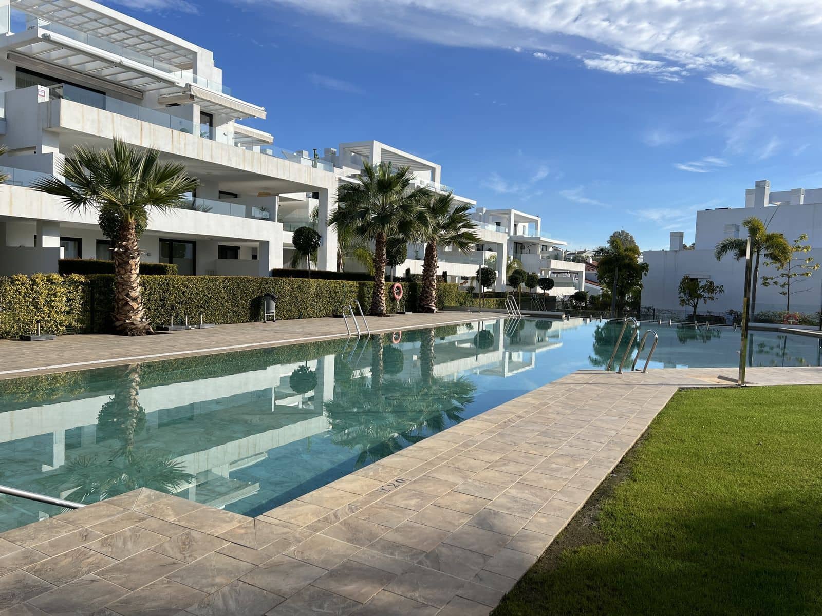 2 soverom Leilighet til salgs i El Paraiso med svømmebasseng garasje - € 465 000 (Ref: 8176186)