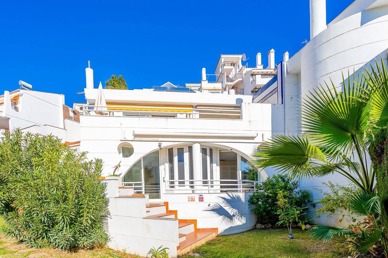 4 soveværelse Byhus til salg i Calahonda med swimmingpool garage - € 545.000 (Ref: 8176283)