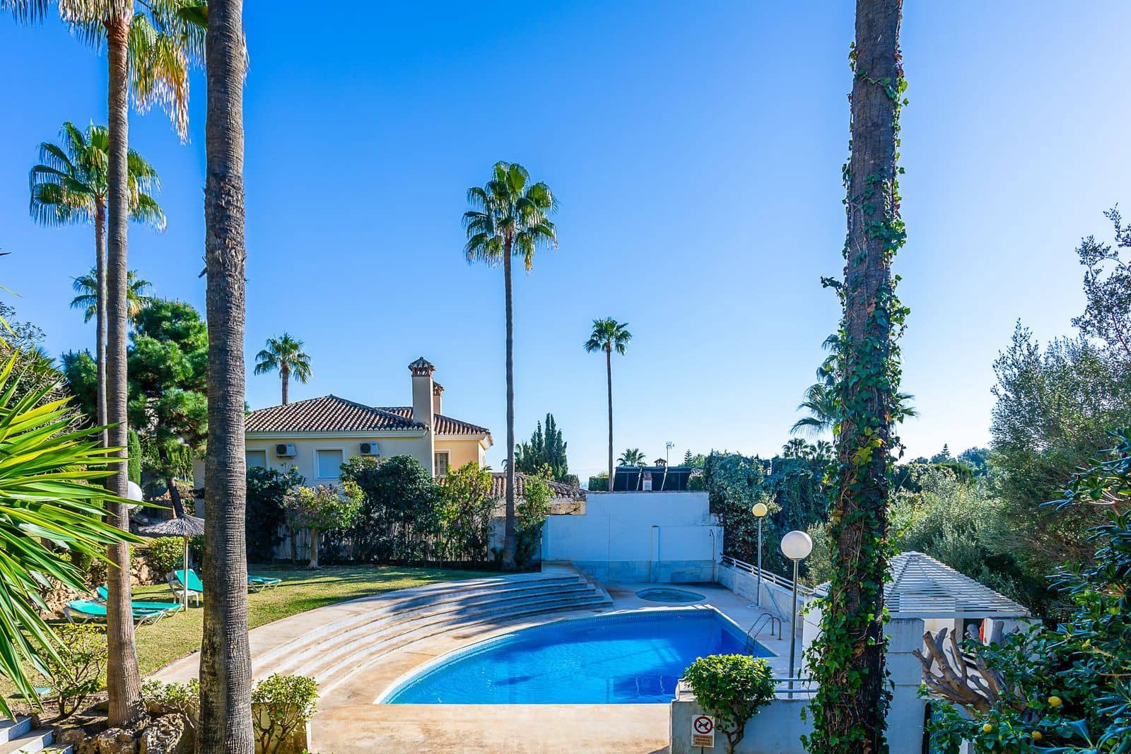 4 soveværelse Byhus til salg i Calahonda med swimmingpool garage - € 545.000 (Ref: 8176283)