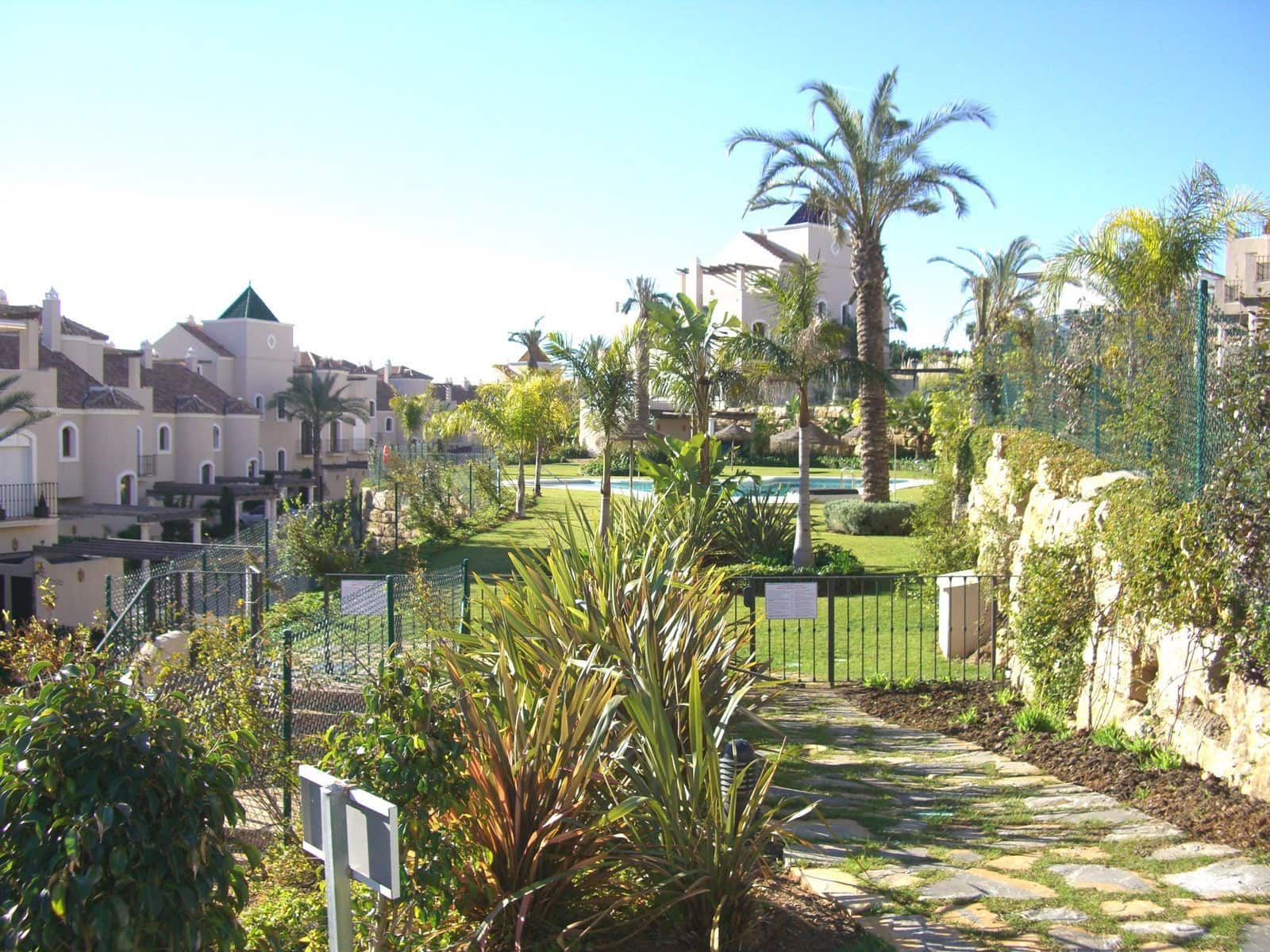 4 soveværelse Semi-Rækkehus til salg i Benahavis med swimmingpool garage - € 725.000 (Ref: 8191565)