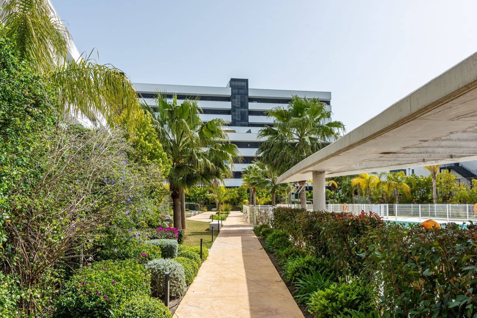 2 chambre Appartement à vendre à Estepona avec piscine garage - 320 000 € (Ref: 8205417)