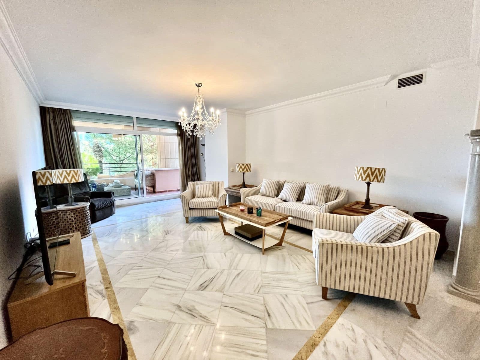 2 makuuhuone Huoneisto myytävänä paikassa Nueva Andalucia mukana uima-altaan 
autotalli - 480 000 € (Ref: 8207638)