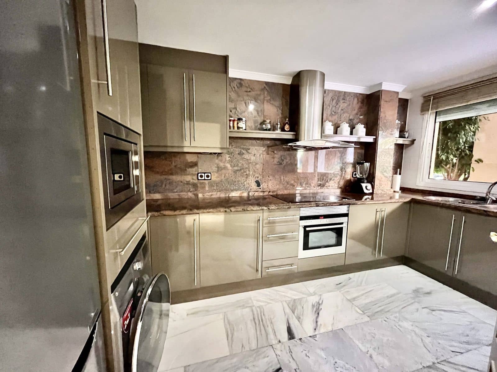 2 makuuhuone Huoneisto myytävänä paikassa Nueva Andalucia mukana uima-altaan 
autotalli - 480 000 € (Ref: 8207638)