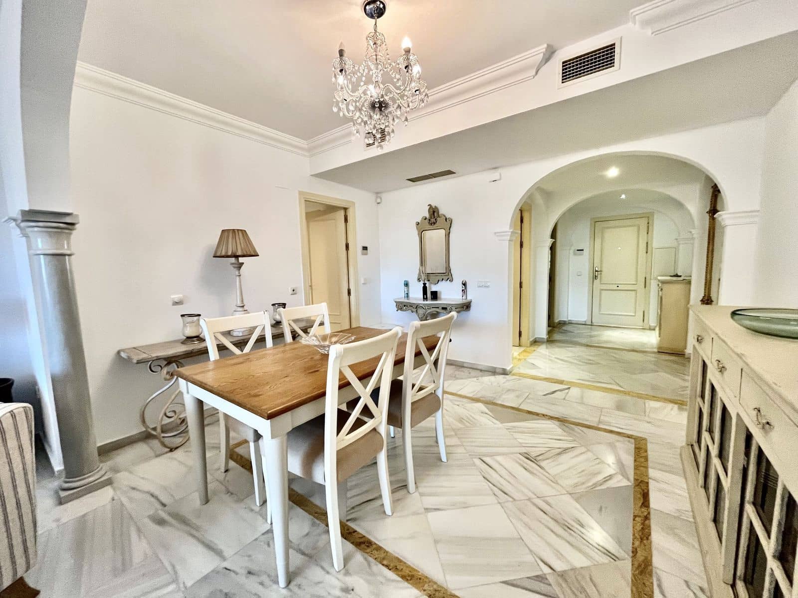 2 makuuhuone Huoneisto myytävänä paikassa Nueva Andalucia mukana uima-altaan 
autotalli - 480 000 € (Ref: 8207638)