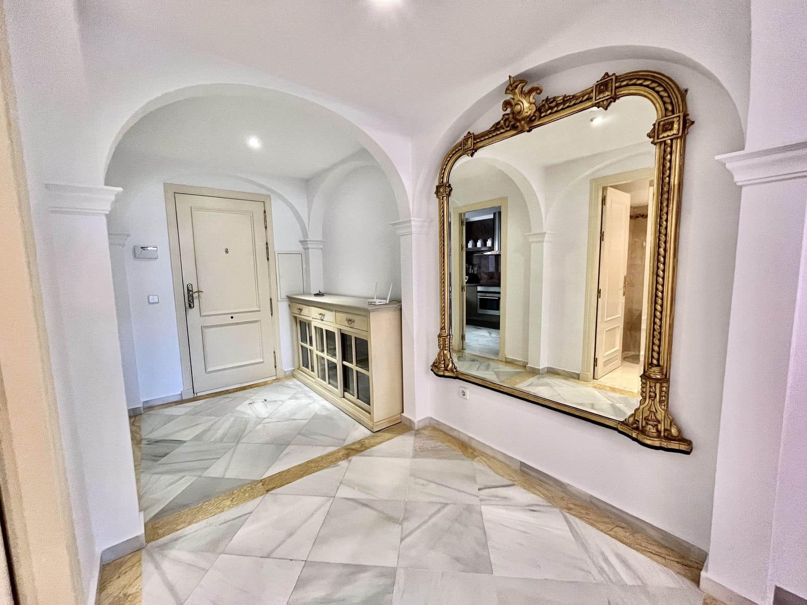 2 makuuhuone Huoneisto myytävänä paikassa Nueva Andalucia mukana uima-altaan 
autotalli - 480 000 € (Ref: 8207638)