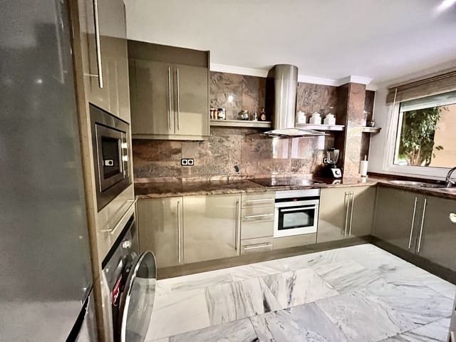 2 makuuhuone Huoneisto myytävänä paikassa Nueva Andalucia, Marbella mukana uima-altaan 
autotalli - 480 000 € (Ref: 8207638)