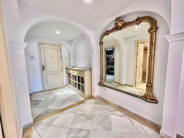 2 makuuhuone Huoneisto myytävänä paikassa Nueva Andalucia, Marbella mukana uima-altaan 
autotalli - 480 000 € (Ref: 8207638)