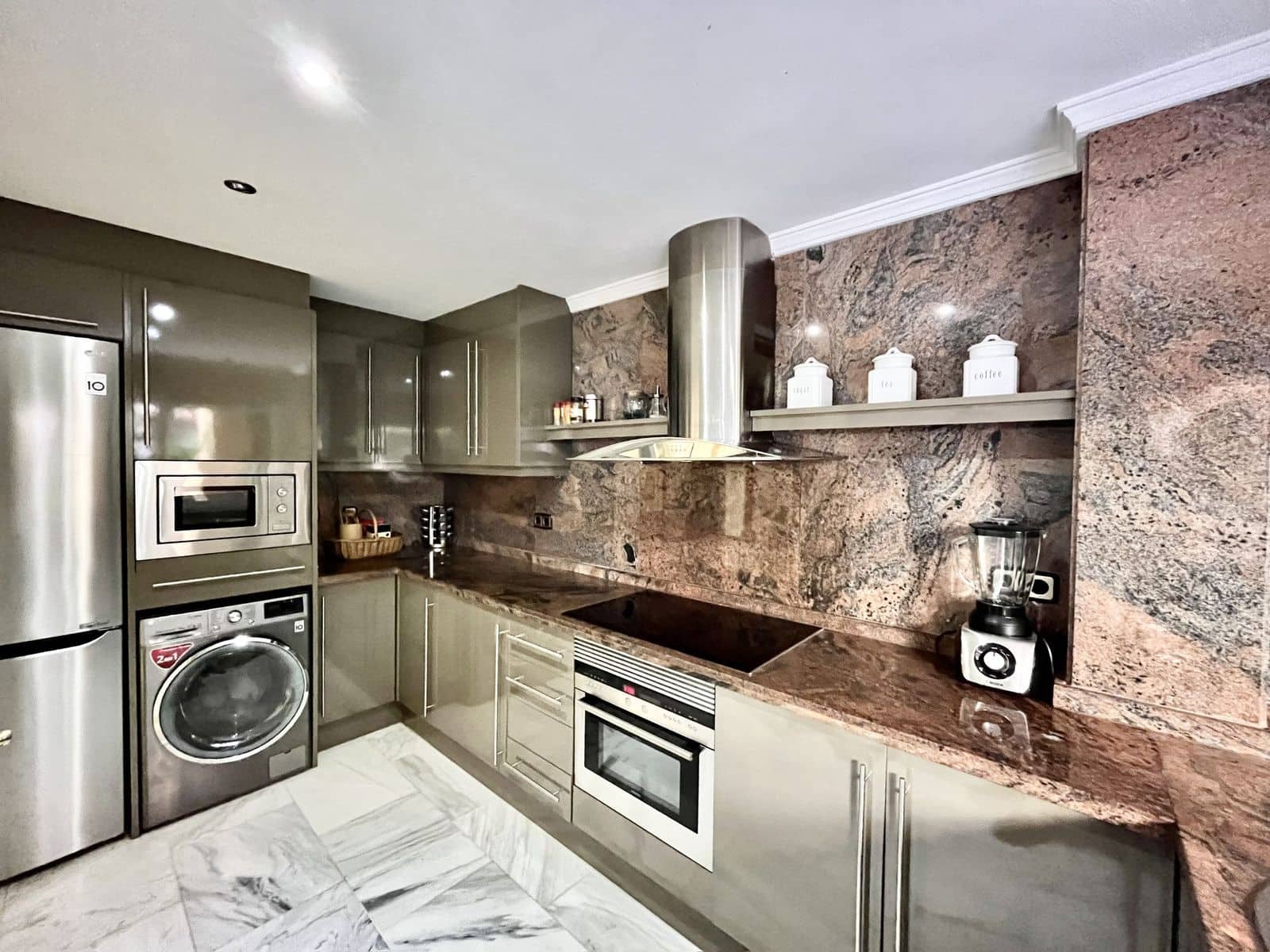 2 makuuhuone Huoneisto myytävänä paikassa Nueva Andalucia mukana uima-altaan 
autotalli - 480 000 € (Ref: 8207638)