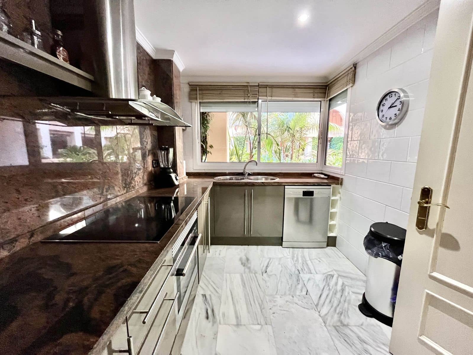 2 makuuhuone Huoneisto myytävänä paikassa Nueva Andalucia mukana uima-altaan 
autotalli - 480 000 € (Ref: 8207638)