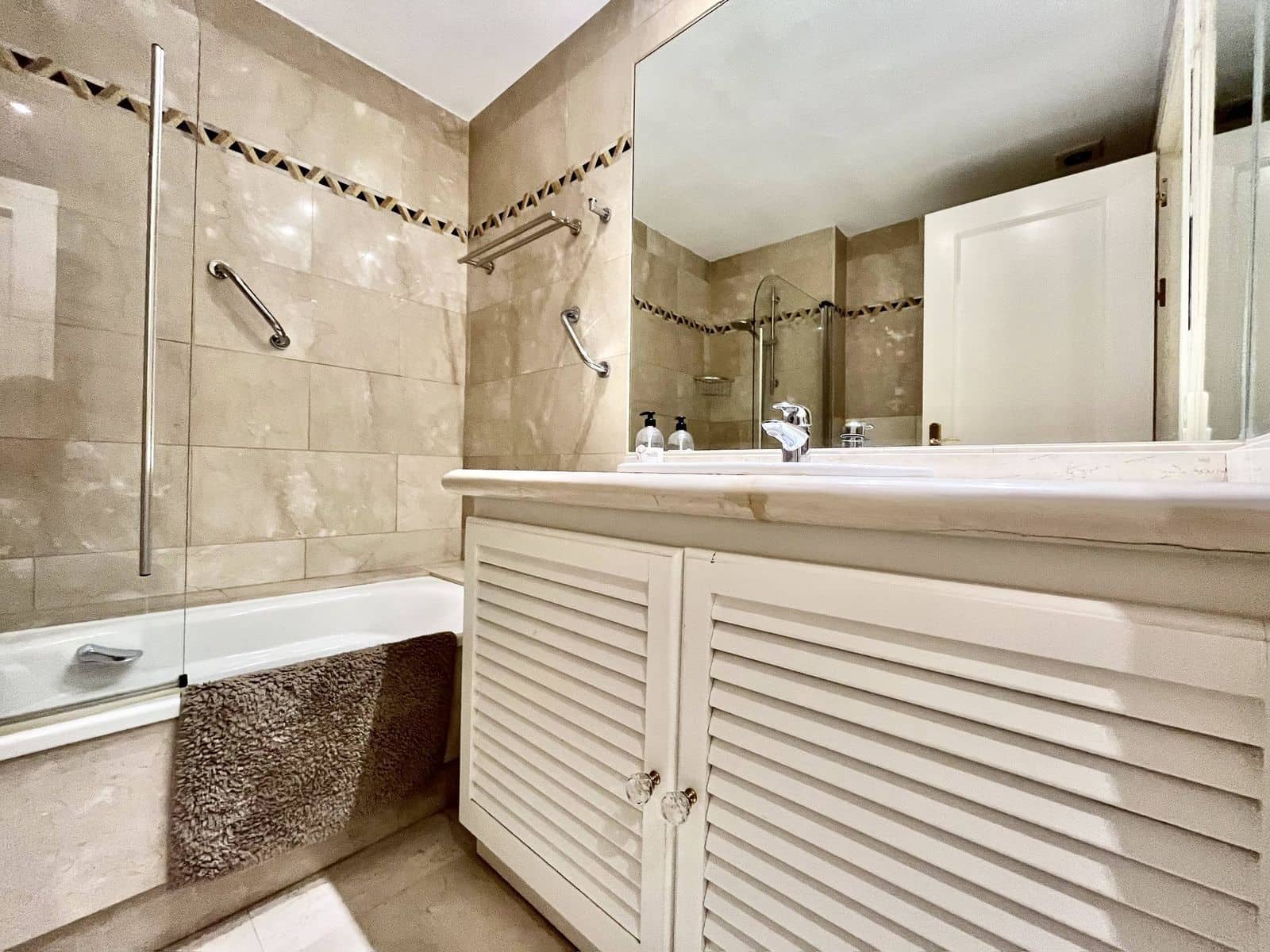 2 makuuhuone Huoneisto myytävänä paikassa Nueva Andalucia mukana uima-altaan 
autotalli - 480 000 € (Ref: 8207638)