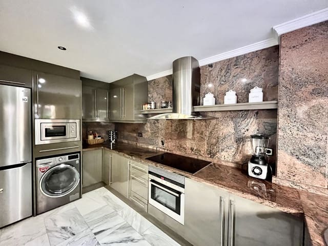 2 makuuhuone Huoneisto myytävänä paikassa Nueva Andalucia, Marbella mukana uima-altaan 
autotalli - 480 000 € (Ref: 8207638)