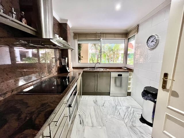 2 makuuhuone Huoneisto myytävänä paikassa Nueva Andalucia, Marbella mukana uima-altaan 
autotalli - 480 000 € (Ref: 8207638)