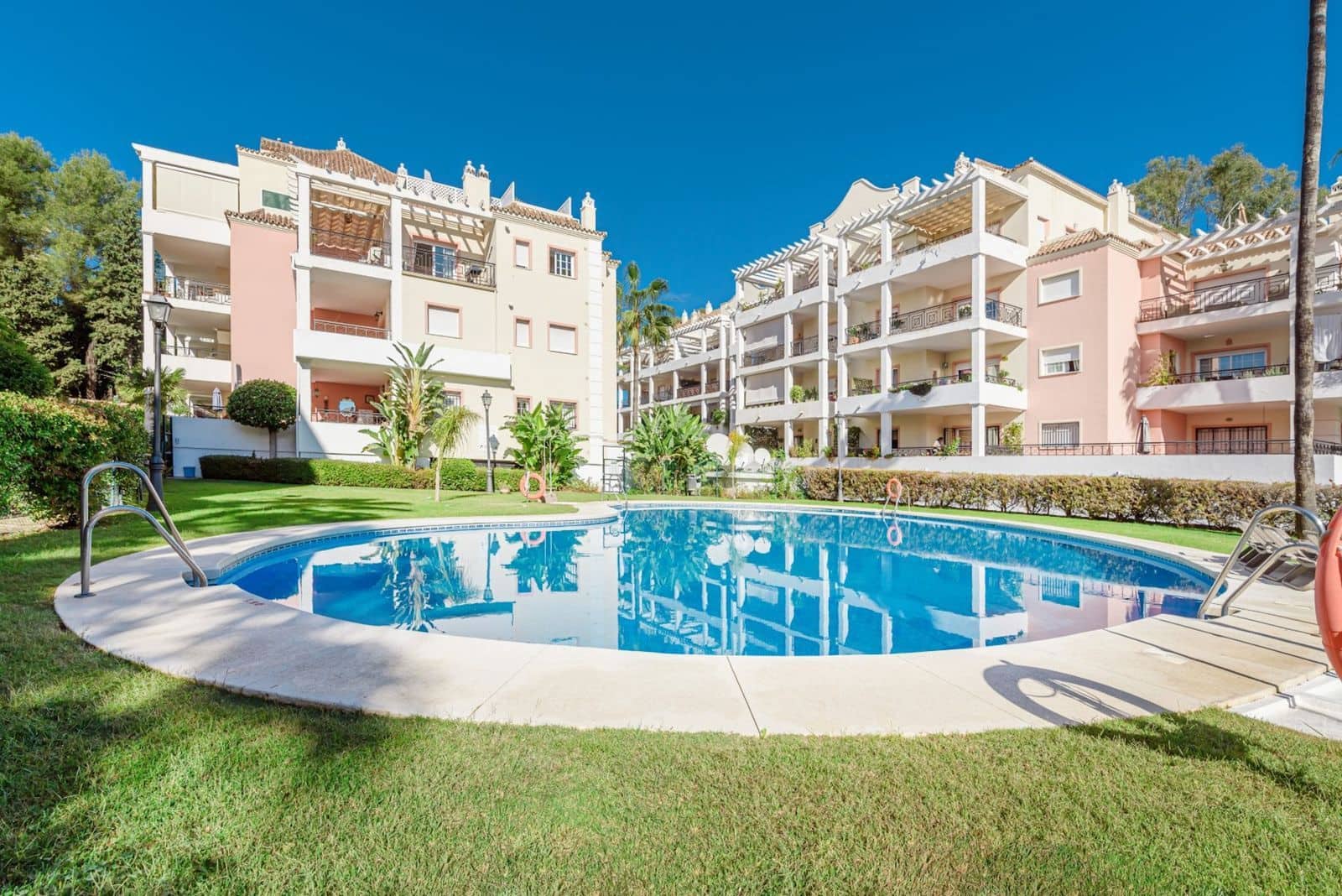 2 soveværelse Lejlighed til salg i Nueva Andalucia med swimmingpool garage - € 390.000 (Ref: 8210207)