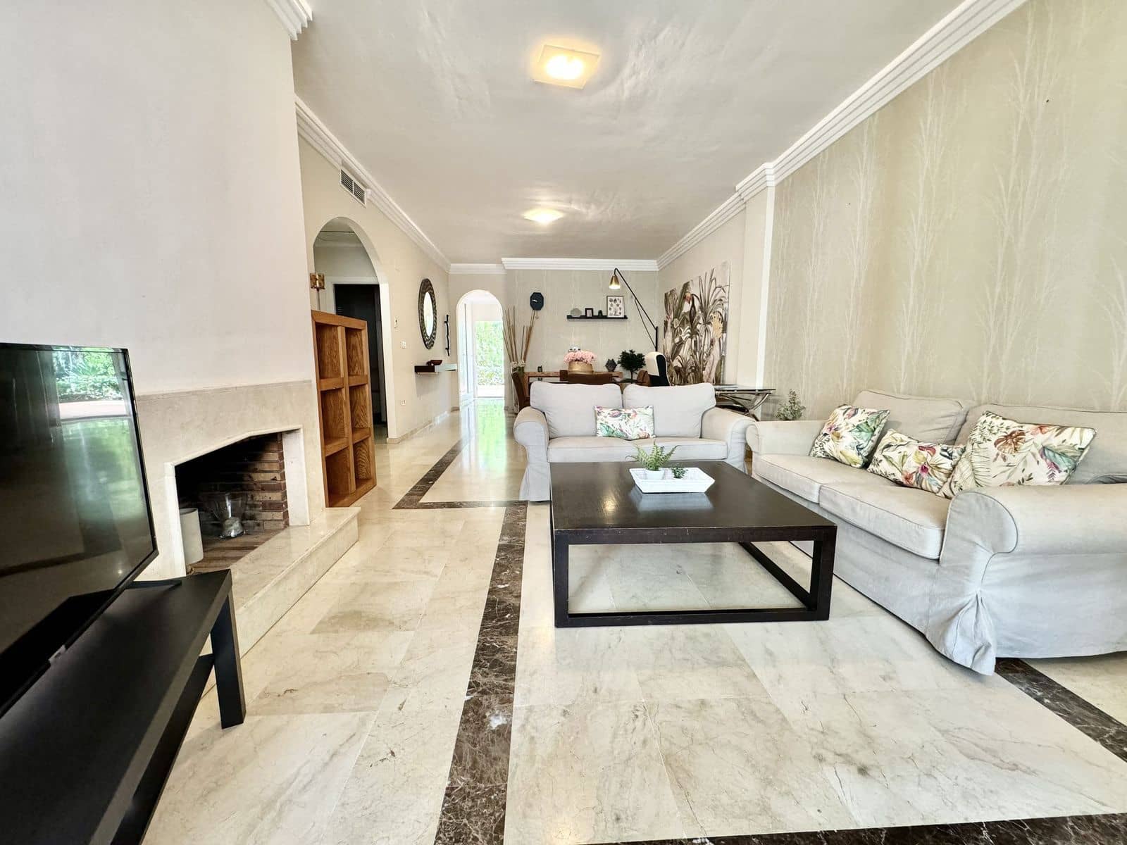 2 soveværelse Lejlighed til salg i Nueva Andalucia med swimmingpool garage - € 390.000 (Ref: 8210207)