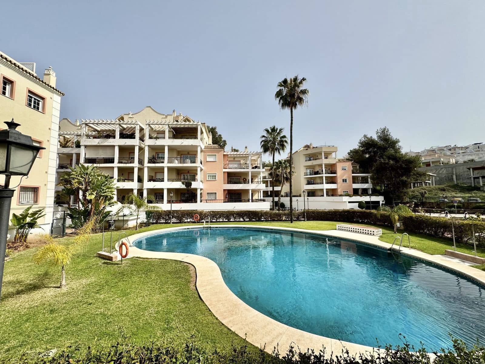 2 soveværelse Lejlighed til salg i Nueva Andalucia med swimmingpool garage - € 390.000 (Ref: 8210207)