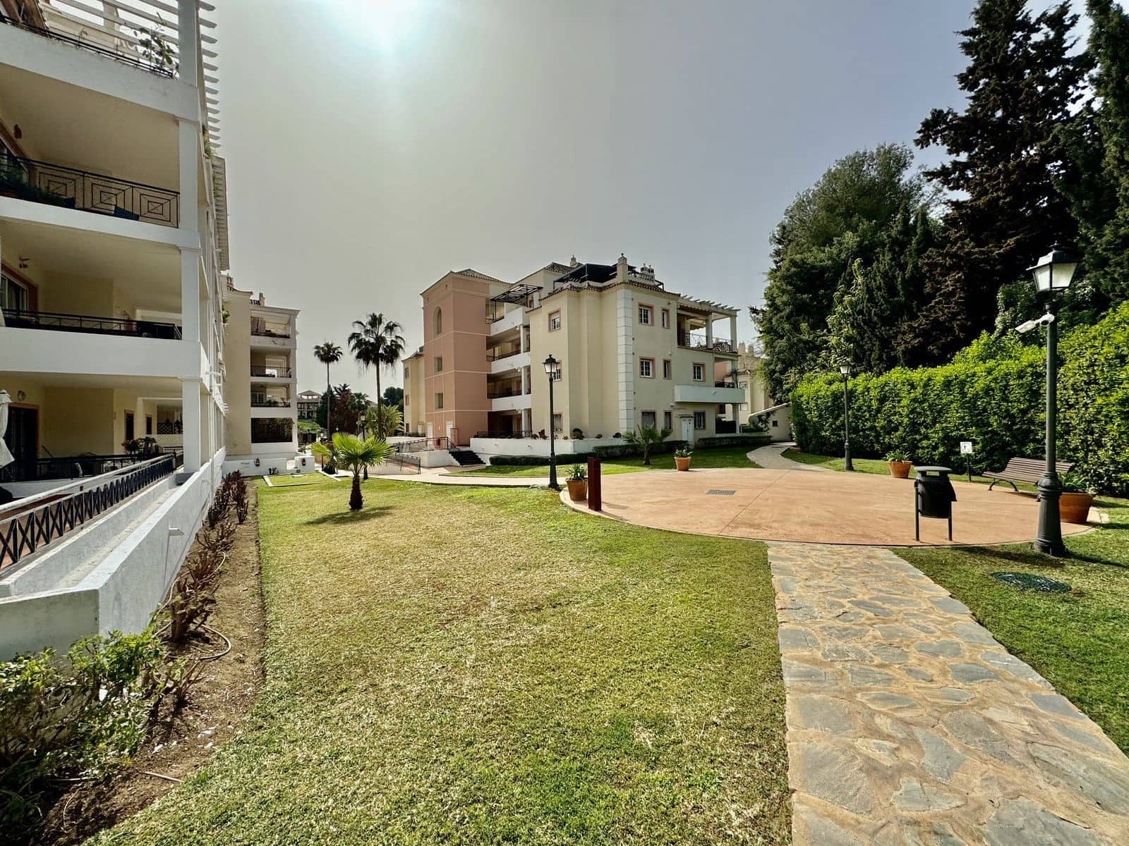 2 soveværelse Lejlighed til salg i Nueva Andalucia med swimmingpool garage - € 390.000 (Ref: 8210207)