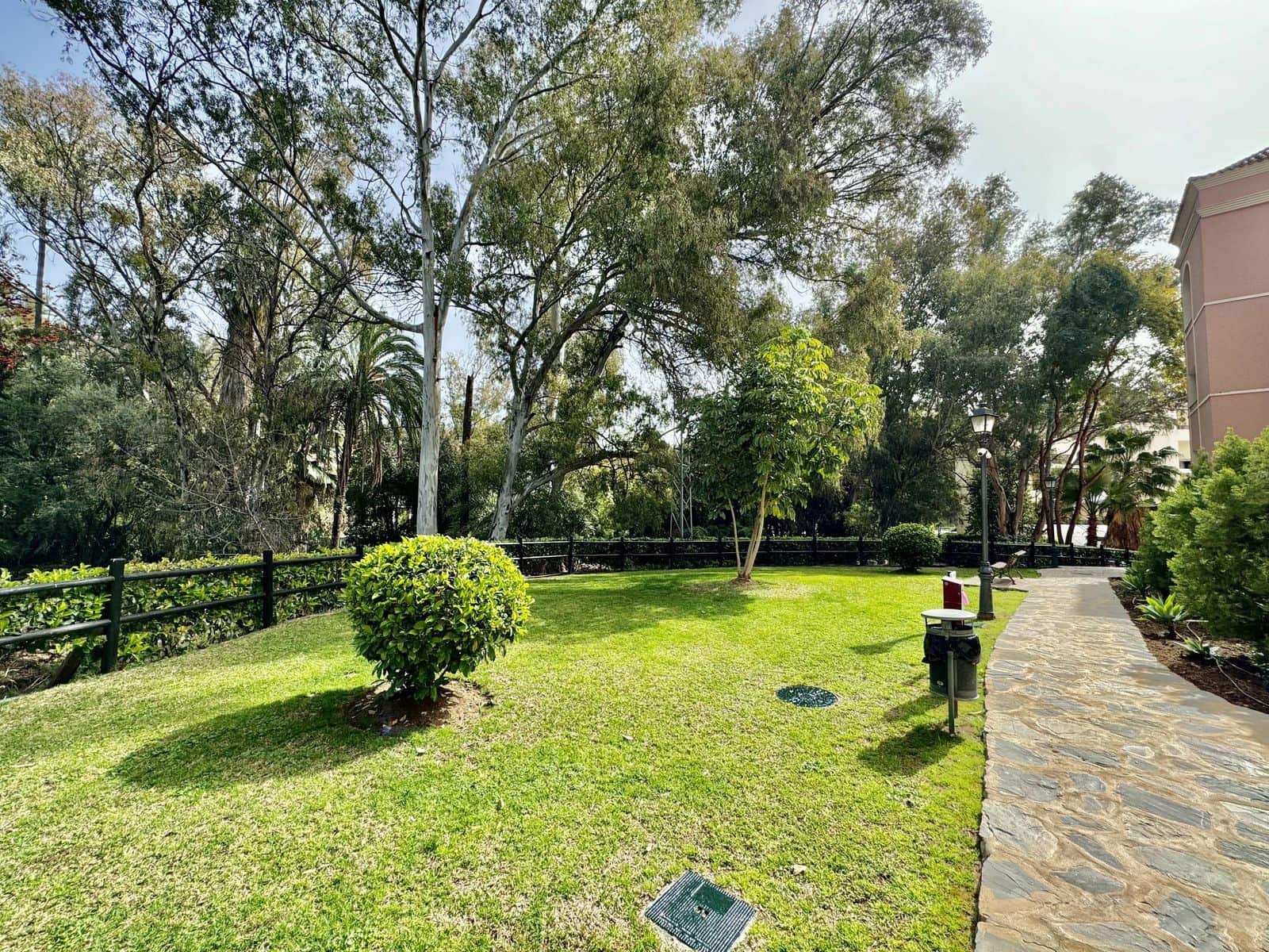 2 soveværelse Lejlighed til salg i Nueva Andalucia med swimmingpool garage - € 390.000 (Ref: 8210207)