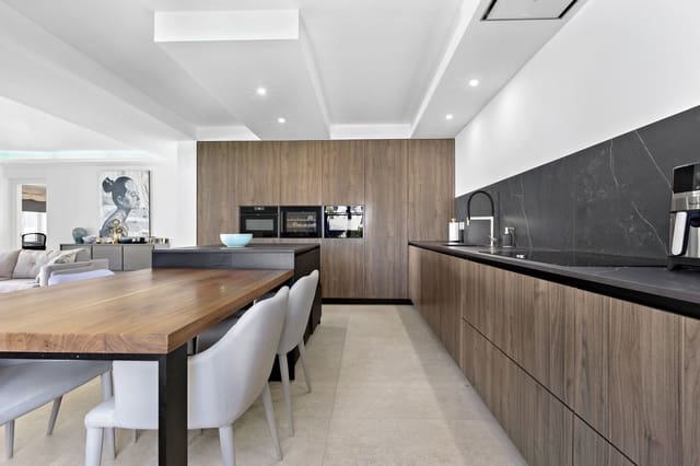 5 soverom Villa til salgs i San Pedro de Alcantara, Marbella med svømmebasseng garasje - € 1 975 000 (Ref: 8214837)