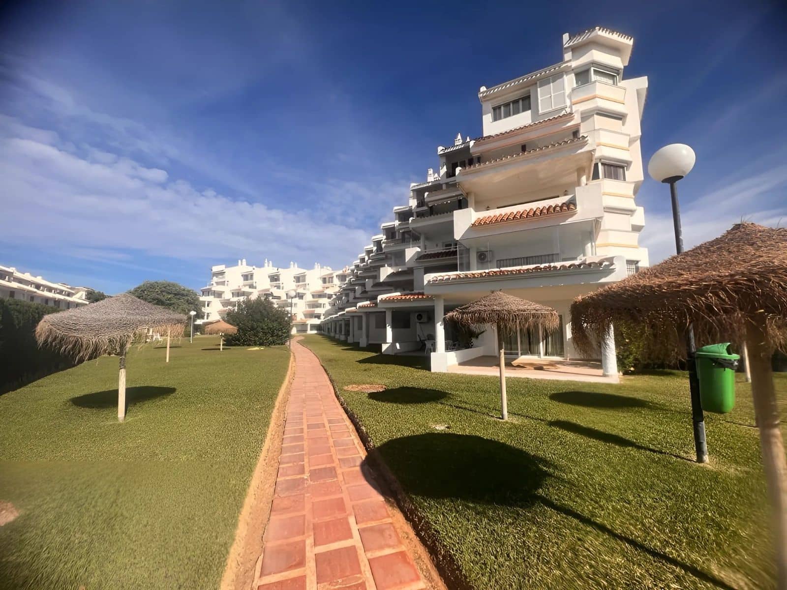 2 soveværelse Strandlejlighed til salg i Calahonda med swimmingpool garage - € 495.000 (Ref: 8237606)