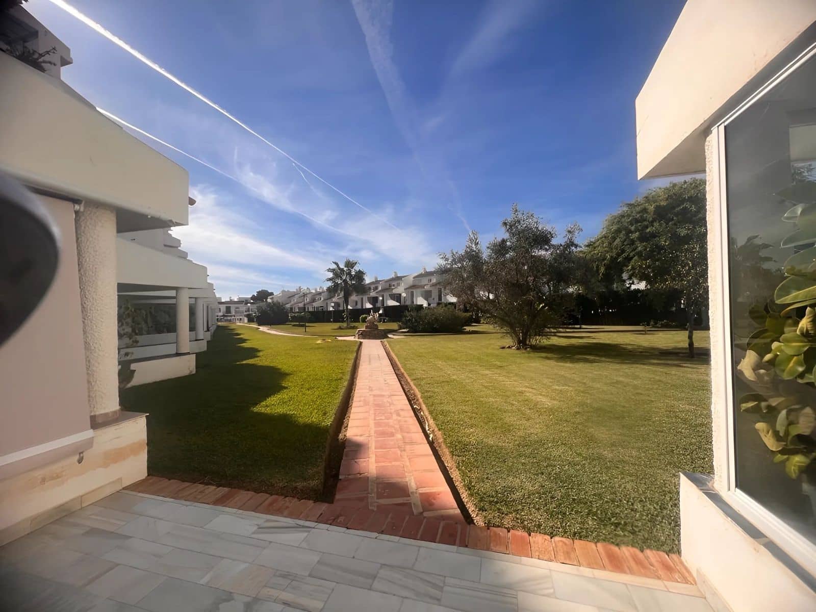 2 soveværelse Strandlejlighed til salg i Calahonda med swimmingpool garage - € 495.000 (Ref: 8237606)