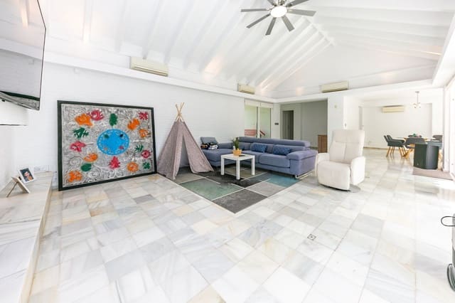 3 slaapkamer Villa te koop in Benalmadena Costa, Benalmádena met zwembad garage - € 1.500.000 (Ref: 8254752)