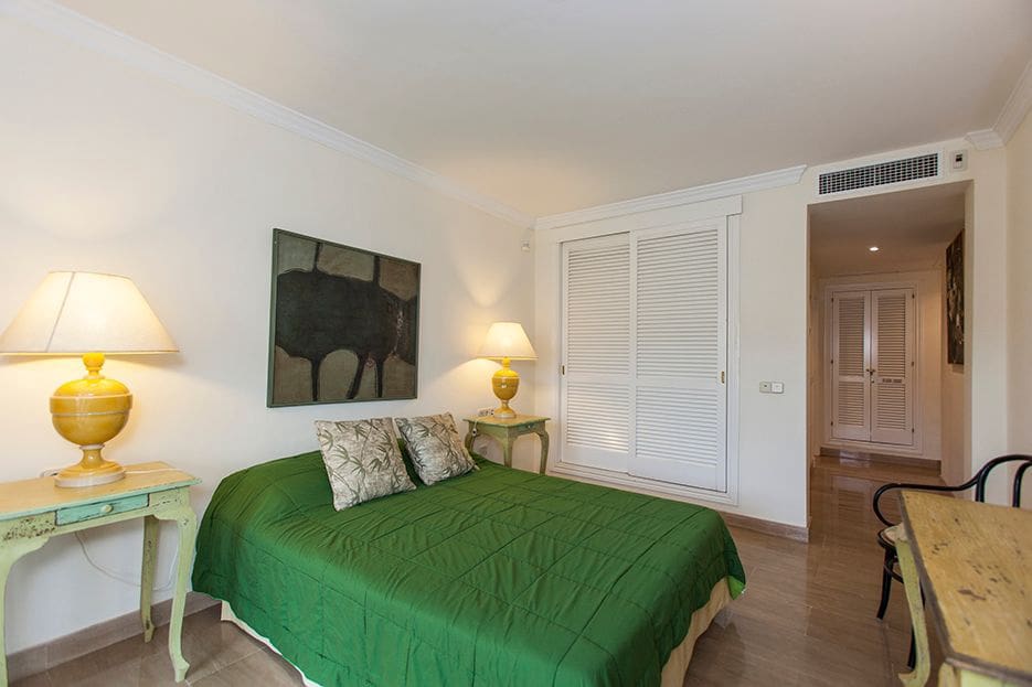 2 soveværelse Lejlighed til salg i Elviria med swimmingpool garage - € 650.000 (Ref: 8304696)