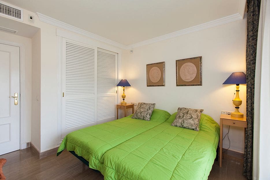 2 soveværelse Lejlighed til salg i Elviria med swimmingpool garage - € 650.000 (Ref: 8304696)