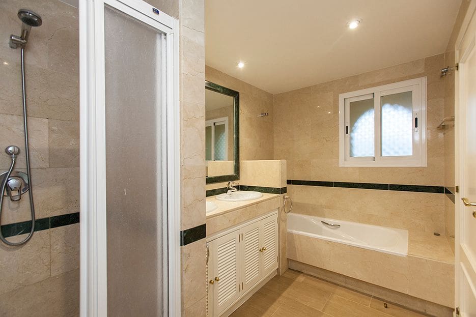 2 soveværelse Lejlighed til salg i Elviria med swimmingpool garage - € 650.000 (Ref: 8304696)