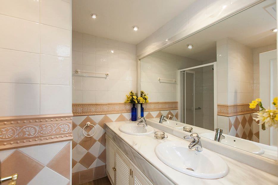 2 soveværelse Lejlighed til salg i Elviria med swimmingpool garage - € 650.000 (Ref: 8304696)